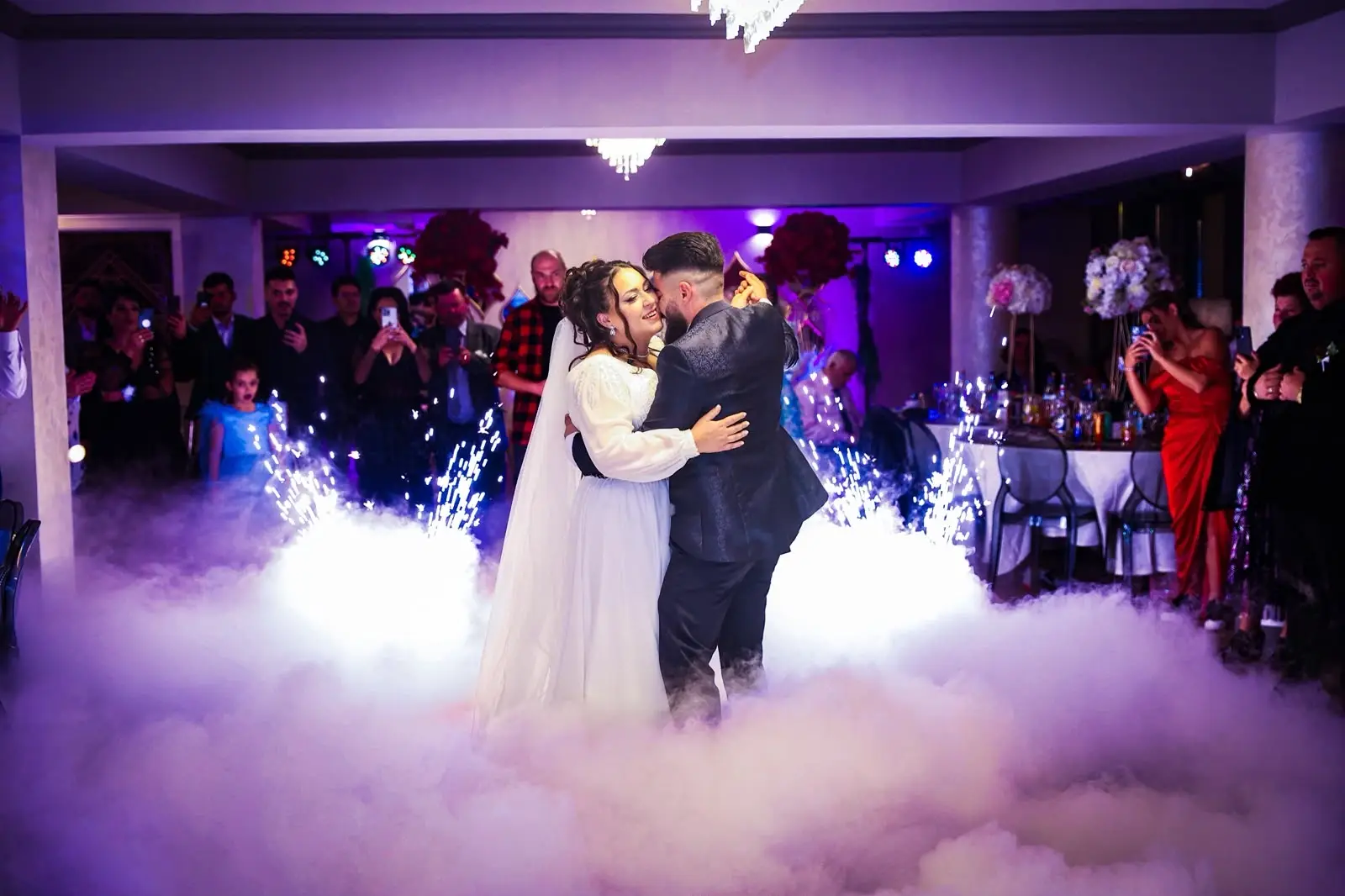 Foto principală, cuplu la petrecere